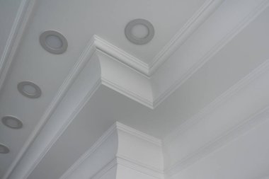 İç kısımda tavan pervazları, açısal tavan etekleri ve lambaların ayrıntıları..