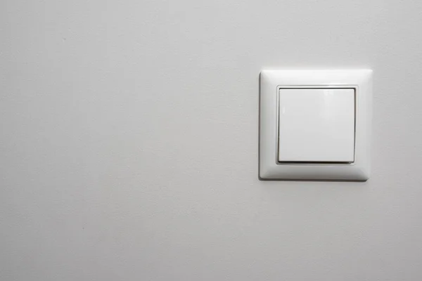 白いライト スイッチ 軽い灰色の壁に取付けられている白い色のプラスチック機械スイッチ — ストック写真