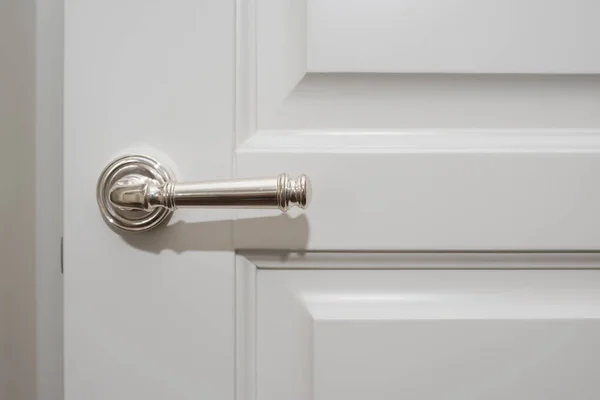 Белая Дверь Серебряная Дверная Ручка Закрываются Детали Интерьере — стоковое фото