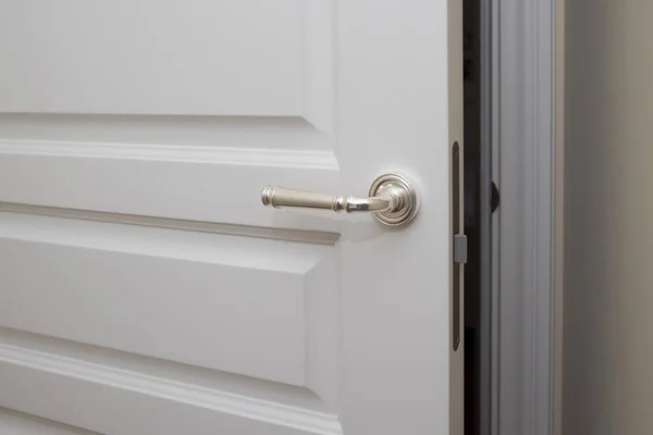 銀のハンドルが付いている白いドア — ストック写真