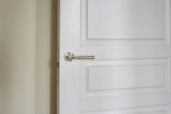 Белая Дверь Серебряной Ручкой — стоковое фото