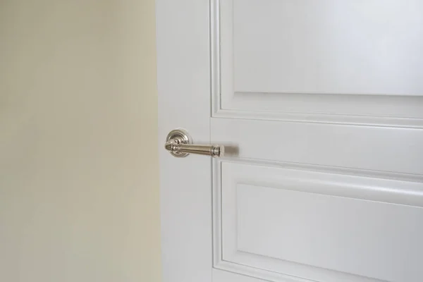 Белая Дверь Серебряной Ручкой — стоковое фото