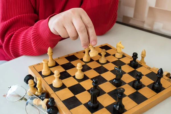 Шахматная Игра Крупный План Мужской Руки Шахмат — стоковое фото