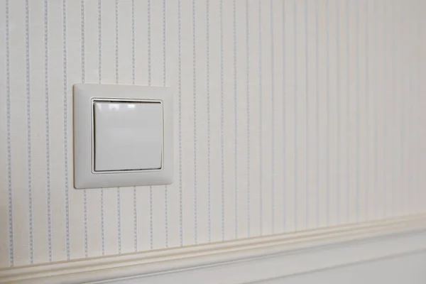 軽いスイッチ 軽いベージュの壁に取付けられている白い色のプラスチック機械スイッチ — ストック写真