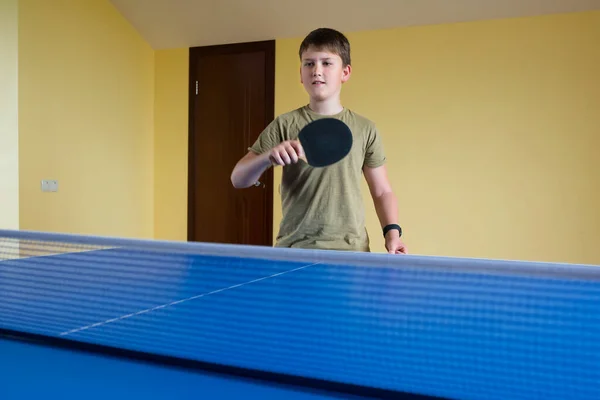Річний Підліток Тенісною Ракеткою Руках Грає Пінг Понг Спортивний Спосіб — стокове фото