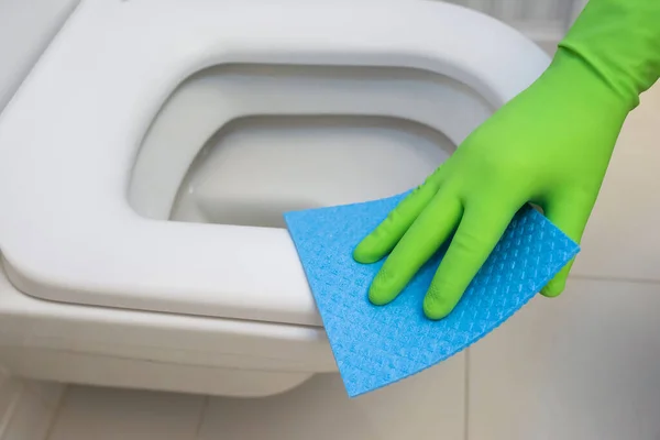 Жінка Зелених Гумових Рукавичках Прибирає Туалет Синьою Тканиною — стокове фото