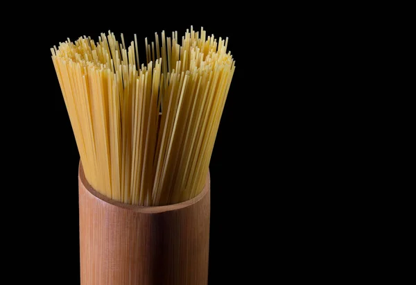 Spaghettis Italiens Isolés Sur Fond Noir Pâtes Italiennes Jaunes Nourriture — Photo