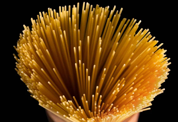 Żółte Długie Spaghetti Czarnym Tle Żółty Włoski Makaron Spaghetti Zebrane — Zdjęcie stockowe