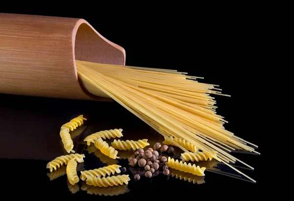 Massa Italiana Amarela Esparguete Pimenta Preta Isolada Contra Fundo Preto — Fotografia de Stock