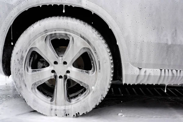 汽车在泡沫中 洗车概念 自动擦拭 洗车时清洗汽车 — 图库照片