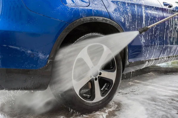 Araba Yıkama Yüksek Basınçlı Ile Araba Temizleme Otomatik Yıkama Açık — Stok fotoğraf