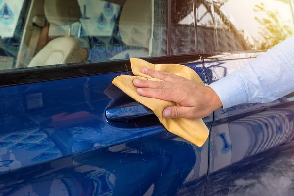 男人们在洗车时用抹布擦拭汽车 — 图库照片