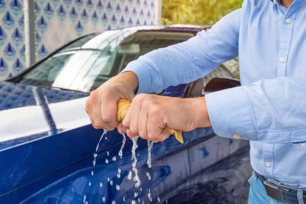 Bir Adamın Elleri Arabanın Arka Koltuğunda Islak Bir Bezi Büküyor — Stok fotoğraf