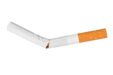 İzole edilmiş beyaz arka planda kırık bir sigara..
