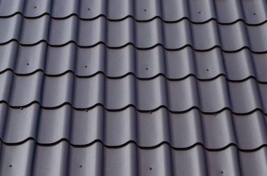 Arka plan olarak çatı kaplaması. Metal kiremit çatı yüzeyi, arkaplan, doku, soyut.