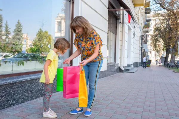 Meisje Met Mam Overwegen Winkelen Tassen Straat — Stockfoto