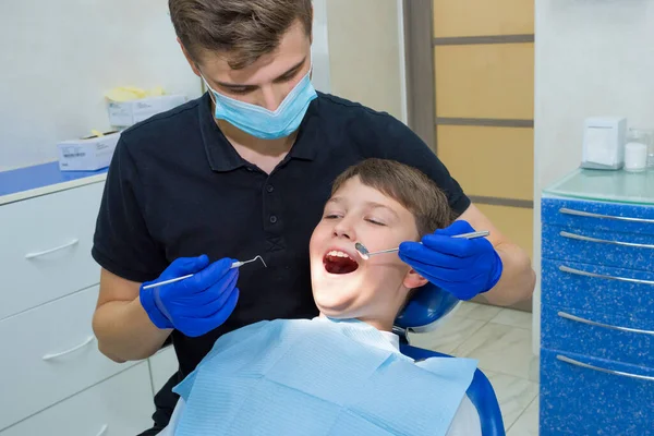 Dentysta Bada Zęby Dziecka — Zdjęcie stockowe