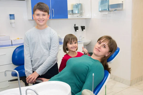 Çocuklarıyla birlikte bir anne dişçiye danışmaya gelmiş..