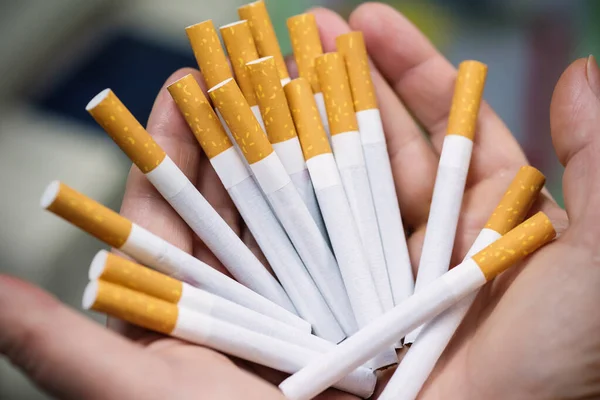 Close Cigarros Uma Palma Das Meninas Luta Com Vício Uma — Fotografia de Stock