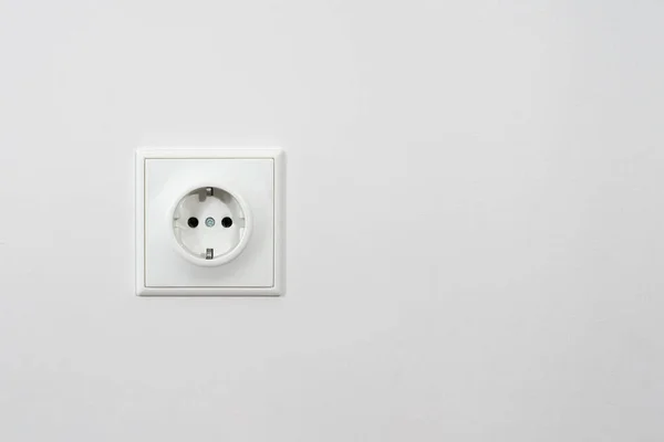 白い壁の電気ソケット — ストック写真