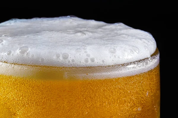 暗い背景のグラスビールのクローズアップ — ストック写真