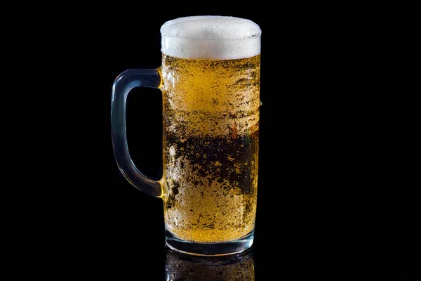 Bicchiere Birra Fresca Leggera Sfondo Nero Con Riflesso — Foto Stock