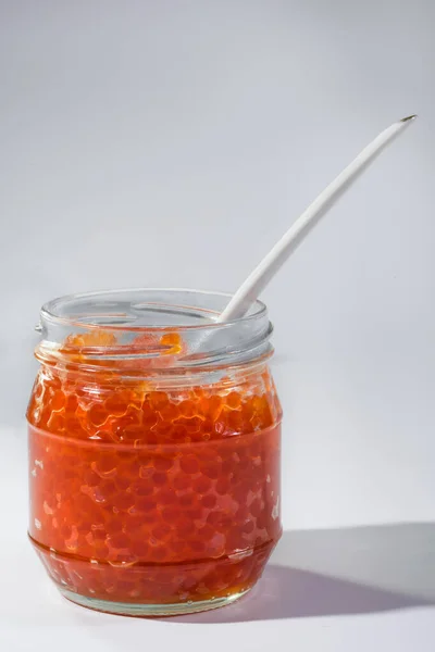 Frasco Vidro Caviar Vermelho Close Frutos Mar — Fotografia de Stock