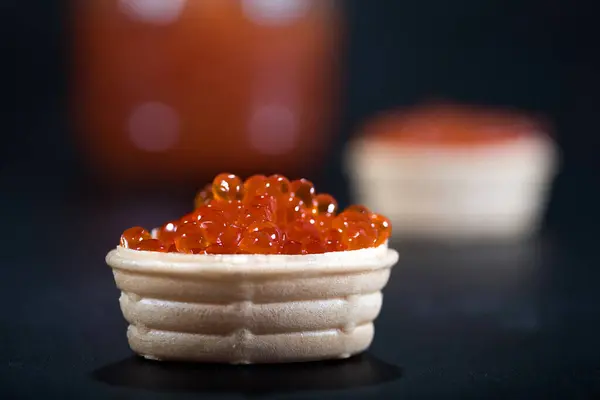 Tartlets Com Caviar Vermelho Perto Frutos Mar Lanches Com Caviar — Fotografia de Stock