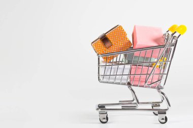 Renkli kutularla dolu bir alışveriş arabası, mesaj atmak için yer var..