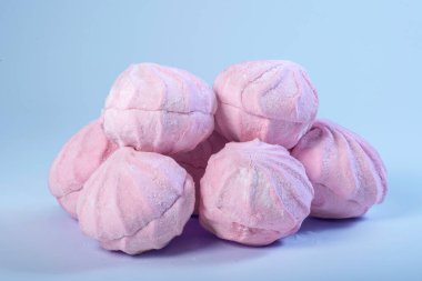 Mavi arka planda pembe zephyr veya lokum..