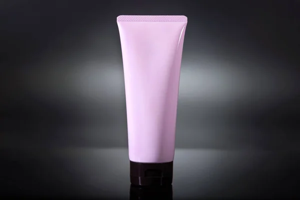 Różowa Tuba Kosmetyczna Ciemnym Czarnym Tle Pomysł Markę Lub Etykietę — Zdjęcie stockowe