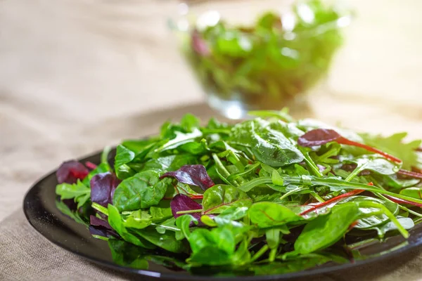 Salad Hijau Campur Dengan Arugula Dan Romaine Atas Meja — Stok Foto