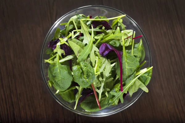 膳食沙拉的混合叶子放在木制桌子上 从上往下看 — 图库照片