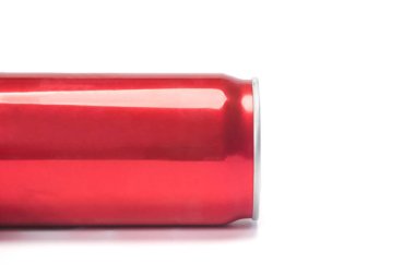 Beyaz arkaplanda bir alüminyum kırmızı kutu, yakın plan..