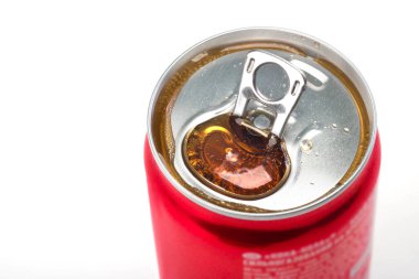 Açık bir meşrubat kutusu, beyaz arka planda yakın plan..