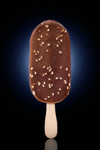 Красивое Мороженое Орехами Черно Синем Фоне — стоковое фото