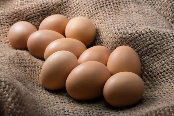 Los Huevos Frescos Una Granja Avícola Arpillera Acercan Proteína Natural — Foto de Stock