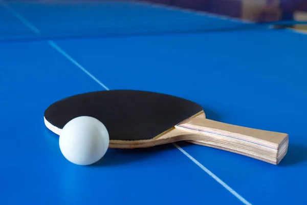 Dřevěná Raketa Pro Ping Pong Bílý Míč Ležící Modrém Stole — Stock fotografie