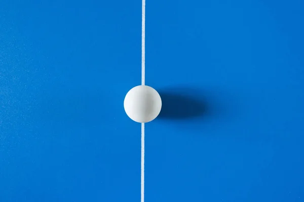 Білий Тенісний Настільного Тенісу Синьому Фоні — стокове фото