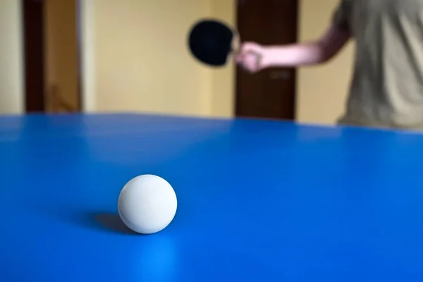 Una Palla Sullo Sfondo Dell Adolescente Che Gioca Ping Pong — Foto Stock