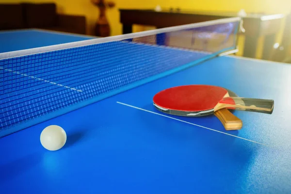Dvě Rakety Stolní Tenis Nebo Ping Pong Míč Modrém Stole — Stock fotografie