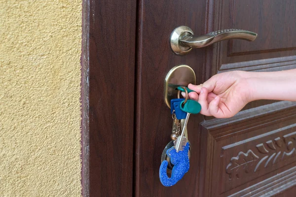 Mano Del Niño Abre Puerta Entrada Con Una Llave Persona — Foto de Stock