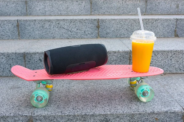Een Bluetooth Speaker Sinaasappelsap Plastic Skateboard Een Close — Stockfoto