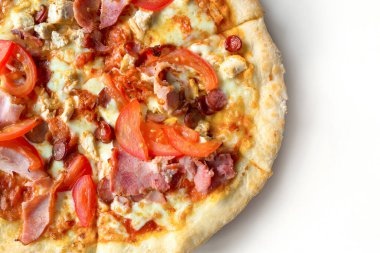 Domatesli pizza, pastırma, beyaz izole arka planda yakın plan. Yukarıdan görüntüle.