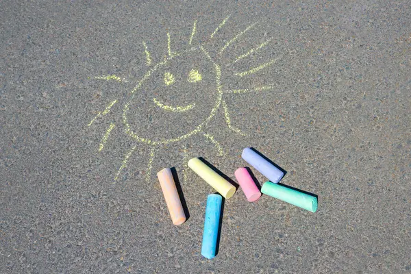 Bunte Zeichnung Der Sonne Auf Der Asphaltstraße Buntstifte Nahaufnahme Auf — Stockfoto