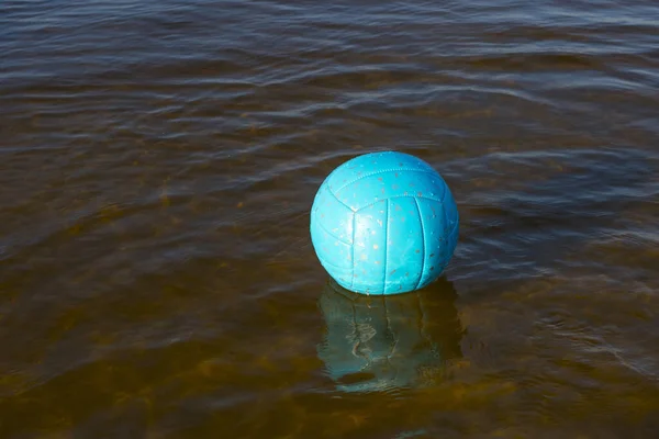 Piłka Wodna Żółta Piłka Morzu Pluskiem — Zdjęcie stockowe