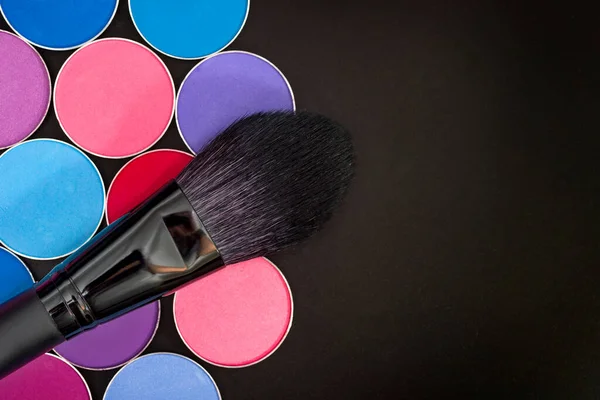 Pincel Maquiagem Paleta Sombra Colorida Fundo Preto Espaço Para Texto — Fotografia de Stock