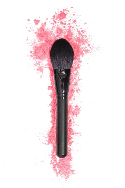Czarna Szczotka Makijażu Różowy Proszek Białym Izolowanym Tle Zbliżenie Widok — Zdjęcie stockowe