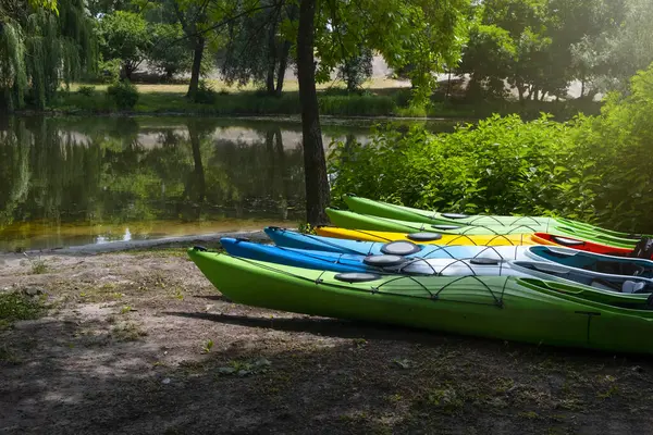 晴れた夏の日に川岸のボートパーキング レンタルカヤック 公園内のボート — ストック写真