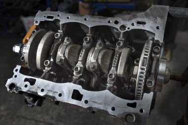 Tamirat için garajdaki bir araba motorunun detayları. Otomatik tamir kavramı.